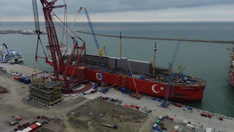 Osman Gazi yüzer üretim platformuna 2,5 tonluk modül entegre edildi