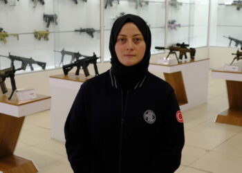 Mühendis Ümmügülsüm, Mehmetçik'in silahını test ediyor