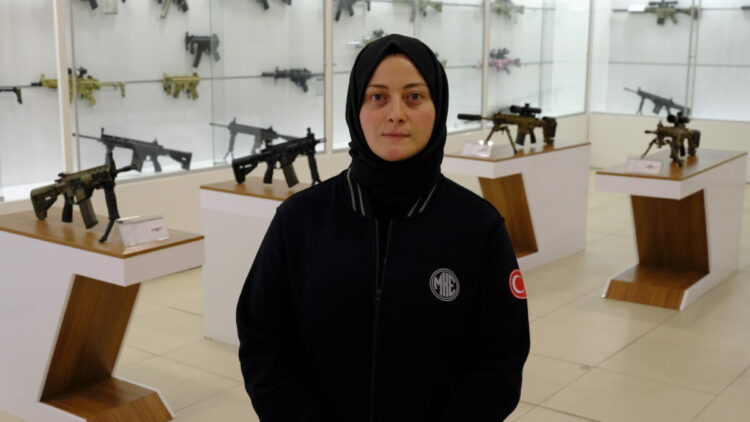 Mühendis Ümmügülsüm, Mehmetçik'in silahını test ediyor