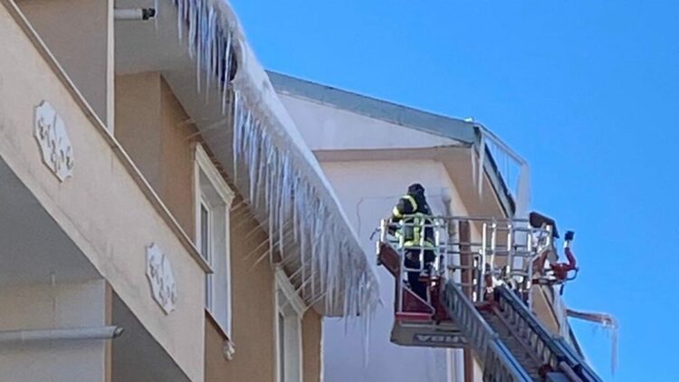 Kars’ta çatılardaki buz sarkıtları kırılıyor