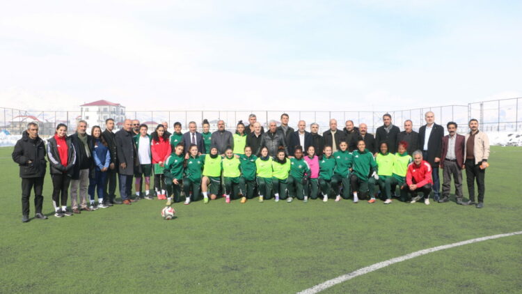 Yüksekova köy ve mahalle muhtarlarından kadın takımına ziyaret