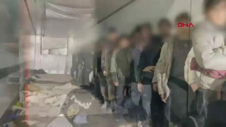 İran sınırından Türkiye'ye giren kaçak göçmenler, TIR'da yakalandı