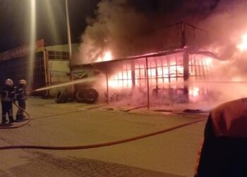 Çorum'da lastik dükkanı alev alev yandı