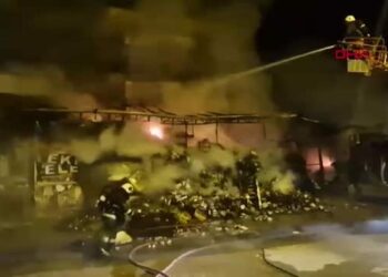 İş yerinde başlayan yangında alevler binayı sardı