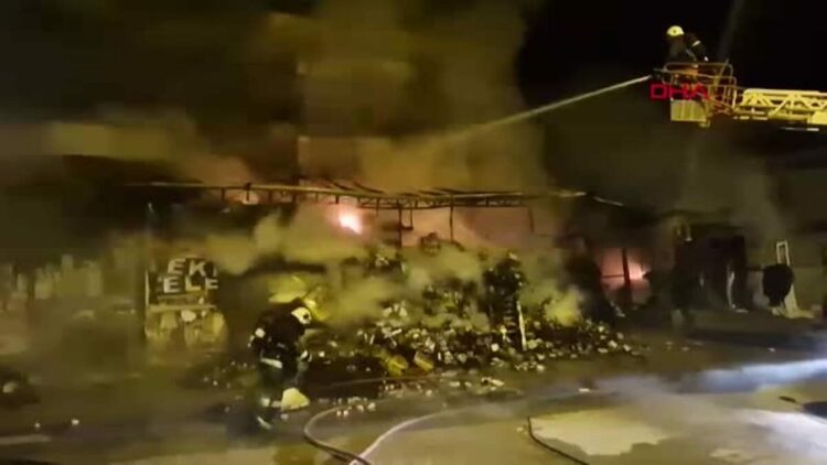 İş yerinde başlayan yangında alevler binayı sardı