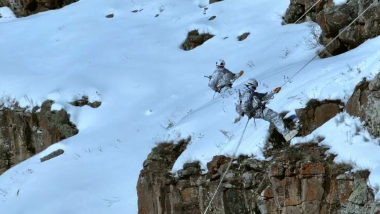 Mehmetçikten karda dağcılık eğitimi