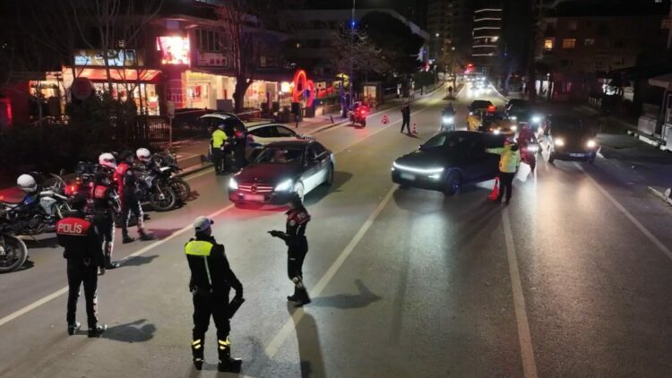Kadıköy'de trafik denetimi: 861 araç kontrol edildi