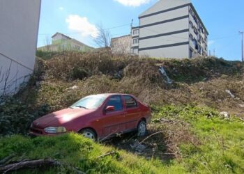 Otomobil şarampole uçtu; baba ile araçtan atlayan oğlu yaralandı