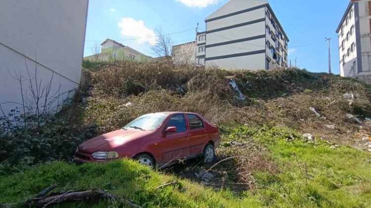 Otomobil şarampole uçtu; baba ile araçtan atlayan oğlu yaralandı