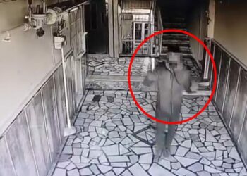 Hırsızlık yaparken kamerayı fark edince vazgeçti