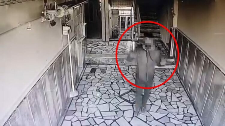 Hırsızlık yaparken kamerayı fark edince vazgeçti