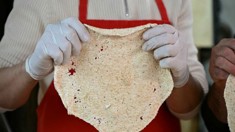 Manisa'da 75 yıllık ramazan geleneği; 'susamlı helva', 3 kuşakla yaşatılıyor