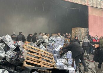 Şanlıurfa'da yanıcı maddelerin bulunduğu depoda yangın