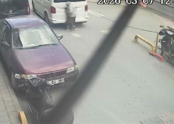 Fatih'te yaya geçidindeki kadın sürücüsü geri manevra yapan minibüsün altında kaldı
