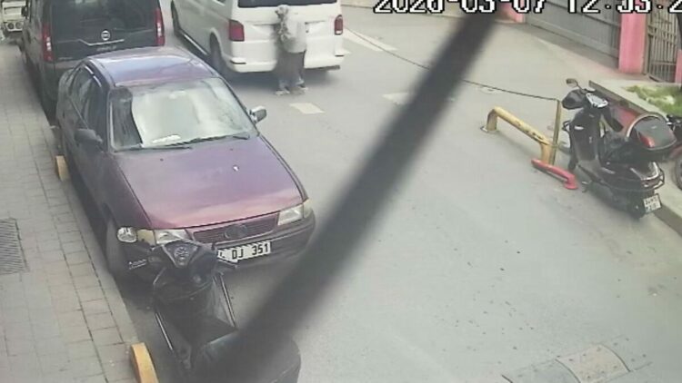 Fatih'te yaya geçidindeki kadın sürücüsü geri manevra yapan minibüsün altında kaldı