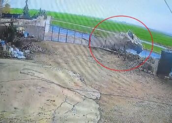 Tarım makinesi yüklü kamyonet yolda savruldu; 3 yaralı