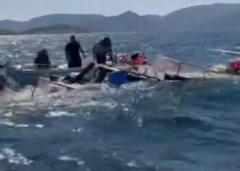 Bodrum'da balıkçı teknesi yarı batık bulundu; 7 kişi kurtarıldı