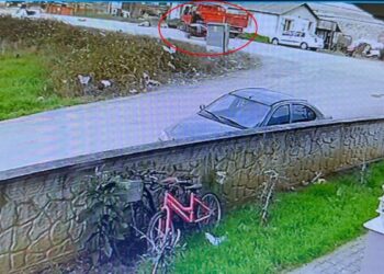 Kamyonetle çarpışan motosikletteki 2 kişi yaralandı; kaza anı kamerada