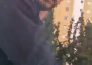 Adana'da trafikte tartıştıkları sürücünün önünü kesip, aracın camını yumrukladılar; o anlar kamerada