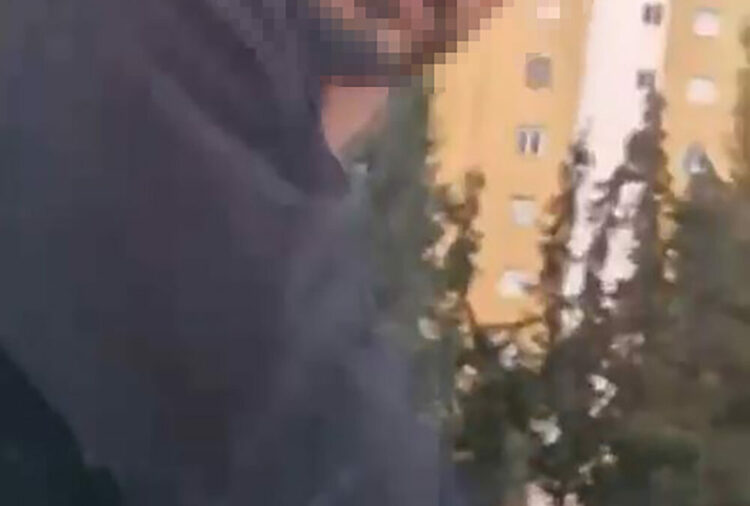 Adana'da trafikte tartıştıkları sürücünün önünü kesip, aracın camını yumrukladılar; o anlar kamerada