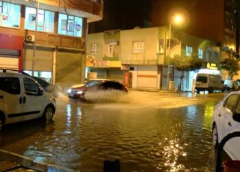 Mardin’de sağanak; yollar göle döndü