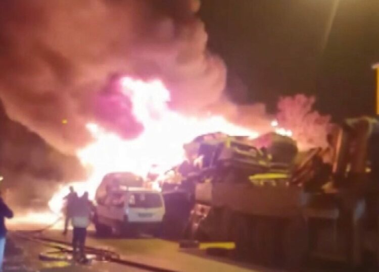 Ankara'da 100 hurda araç alev alev yandı