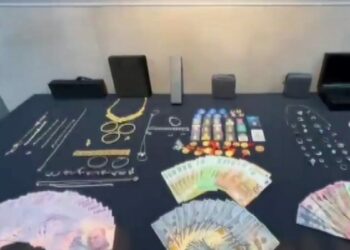 Kendilerini polis ve savcı olarak tanıtıp 15 milyon lira dolandıran şüpheliler yakalandı