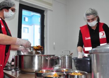 İhtiyaç sahiplerinin iftar yemekleri Kızılay’ın gönüllü kadınlarından