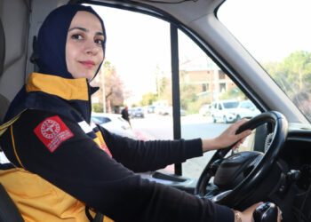 Ambulans şoförü Gülser: Direksiyonda saniyelerle yarışıyoruz