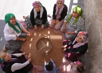 Köylü kadınların kooperatifi gelirlerini depremzede kadınlara bağışlıyor