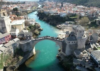Bosna Hersek'te kültürleri birleştiren Mostar Köprüsü'ne turistlerden yoğun ilgi
