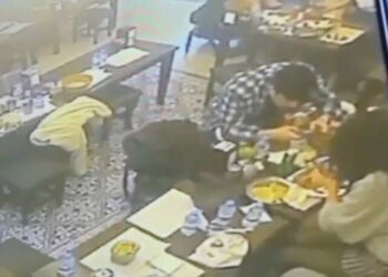 Taksim’de yemek yerken dudağını böcek ısırdı; şikayetçi oldu