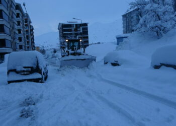 Bitlis kara gömüldü; 300 köy ve mezra yolu ulaşıma kapandı