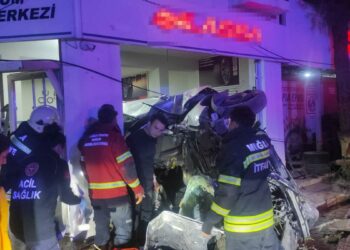 Otomobil, oto lastik mağazasına çarpıp devrildi; 1’i ağır, 3 yaralı