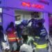 Otomobil, oto lastik mağazasına çarpıp devrildi; 1’i ağır, 3 yaralı