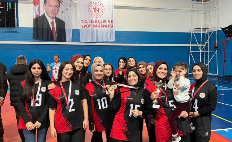 Kurduğu voleybol takımıyla kadınların sosyalleşmesine katkı sağlıyor