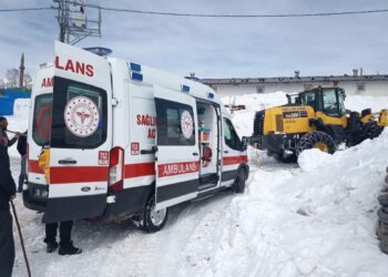 Yolu kapalı köydeki hasta 4 saatlik çalışmaya hastaneye ulaştırıldı