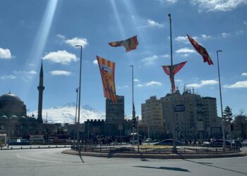 Kayseri'de kentin farklı noktalarına Kayserispor bayrakları asıldı