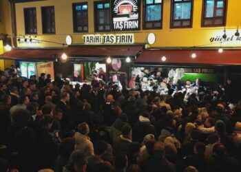 Tahinli pide ve simit ile sahur yapmak için saatlerce sıra beklediler