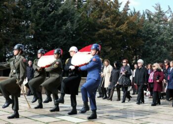 Bakan Güler'in eşi Demet Güler, kadın subaylarla Anıtkabir'i ziyaret etti