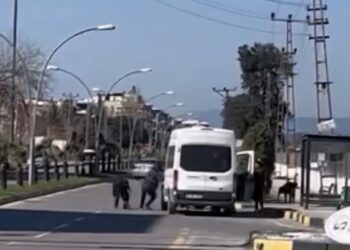 Durak görevlisi, minibüs şoförünü darbetti