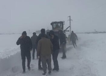 Kars'ta kara saplanan 12 araç ve içindekiler kurtarıldı