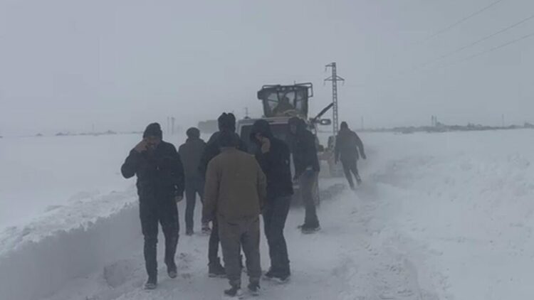 Kars'ta kara saplanan 12 araç ve içindekiler kurtarıldı