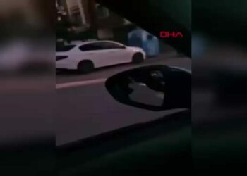 Trafikte tartıştıkları sürücünün önünü kesip, aracın camını yumruklayan 2 şüpheli tutuklandı