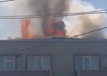 3 katlı apartmanın çatısı alev alev yandı
