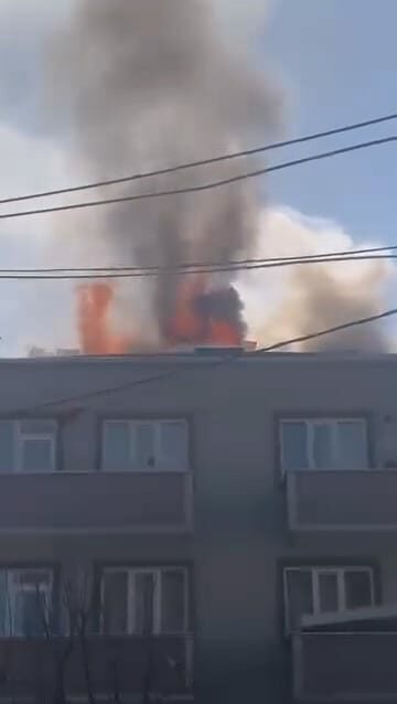 3 katlı apartmanın çatısı alev alev yandı