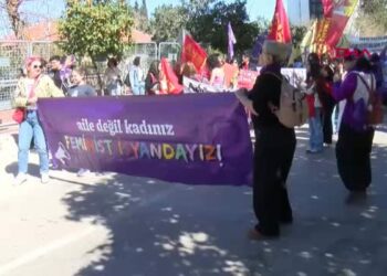 Adana’da kadınlardan ‘8 Mart’ yürüyüşü