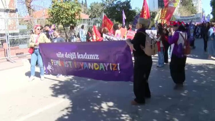 Adana’da kadınlardan ‘8 Mart’ yürüyüşü