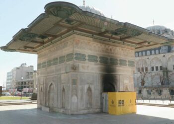 Tarihi Tophane Çeşmesi ateş yakılması sonucu zarar gördü
