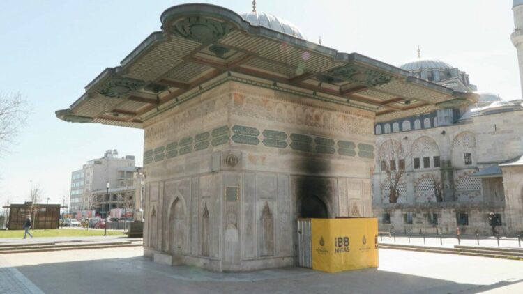 Tarihi Tophane Çeşmesi ateş yakılması sonucu zarar gördü
